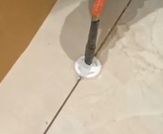 威远瓷砖空鼓维修公司专业解答瓷砖在铺贴过程中，如果没有涂抹均匀到位的粘结材料（如水泥砂浆或瓷砖胶），可能会导致以下问题