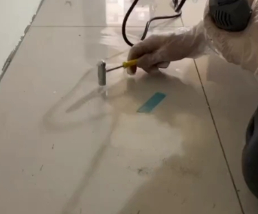 威远瓷砖开裂维修公司专业分享瓷砖在铺贴前如果没有沥干水分，将会导致以下问题
